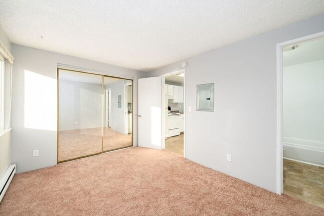 Building Photo - 1st Month FREE!!! 1 Bedroom minutes away from Downtown! Pets OK!