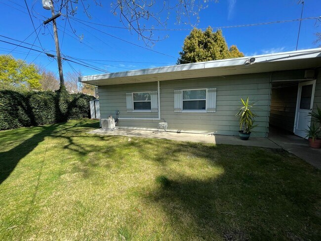 Building Photo - 1724 1/2 Delaware Ave - West Sacramento 95691