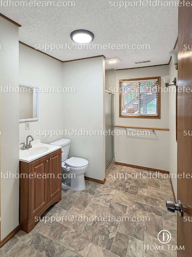 Building Photo - "Spacious 4-Bed Oasis with Granite Touches & Finished Basement in Renton!"