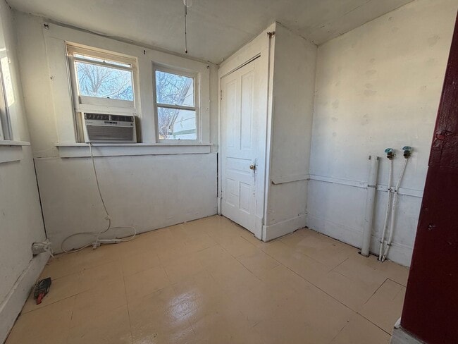 Building Photo - Charming 3 bed