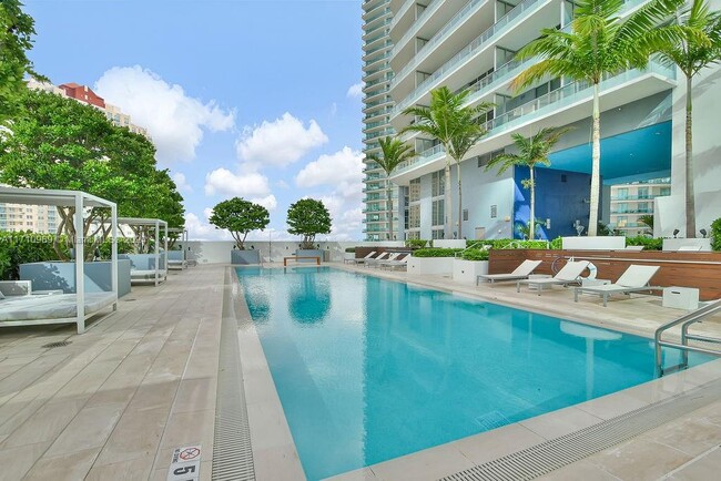 Building Photo - 1300 Brickell Bay Dr