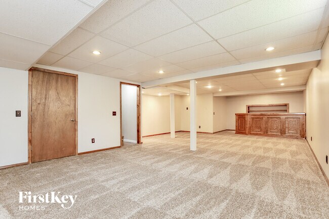 Building Photo - 650 Silver Maple Dr