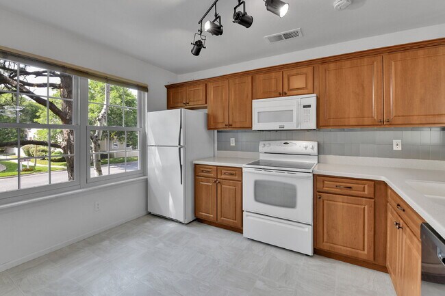 Building Photo - $1,825.00, 2-bed, 2-bath condo in Lakewood.