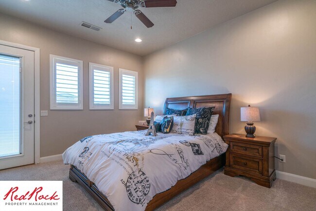 Building Photo - Stunning 2 Bedroom Fully Furnished Home. Community Pool & Mini Golf!