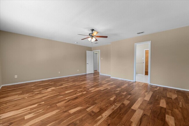 Building Photo - Move in ready! 3-bed 2.5-bath 2354 sqft 2-...