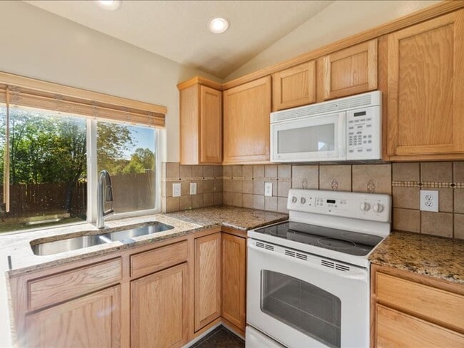 Building Photo - 3 Bedroom 2.5 Bathroom Home in Southwest B...