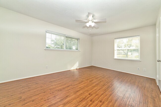 Building Photo - 5822 W Bellfort Ave