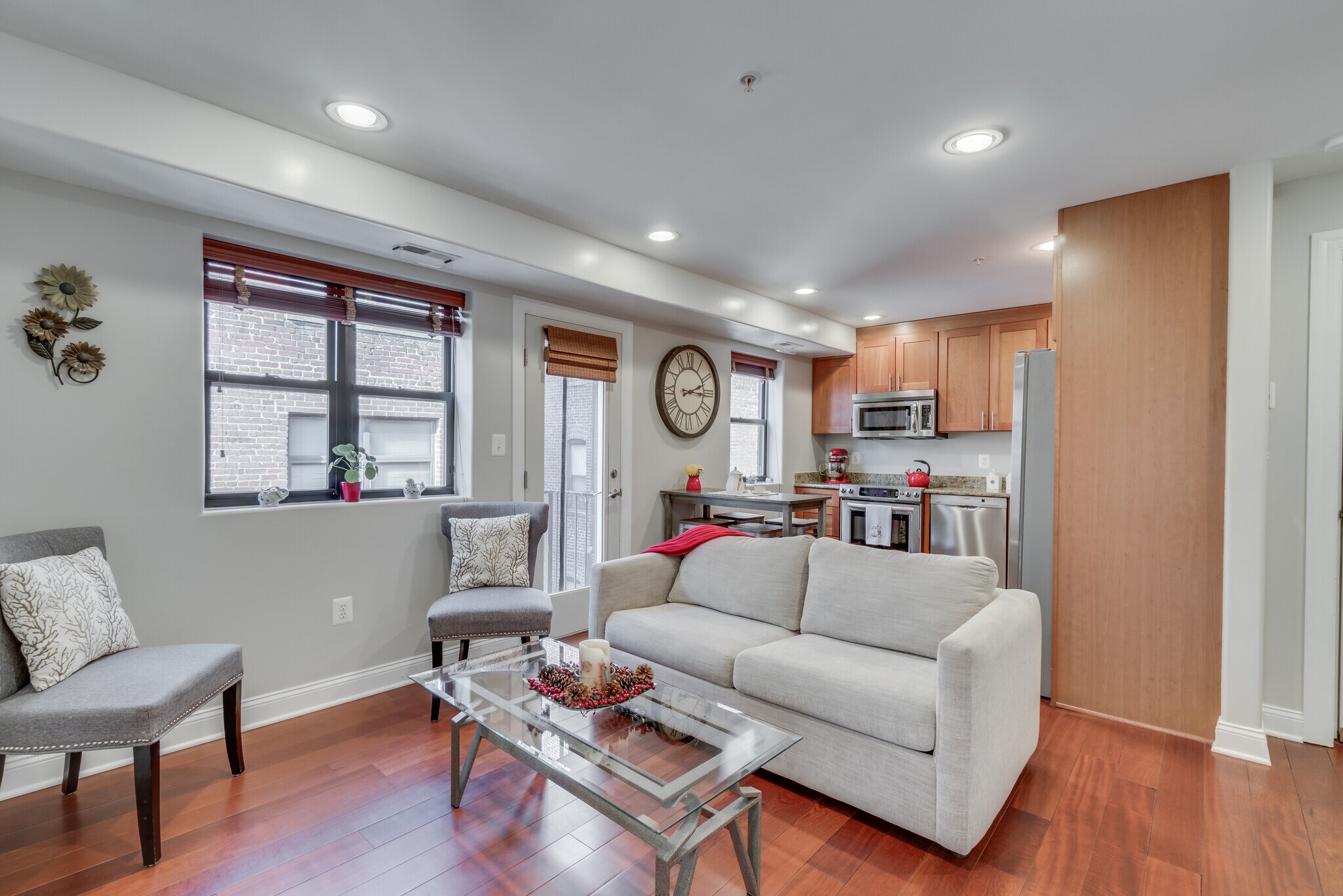 Great open floor plan from kitchen to living room - 1354 Euclid St NW