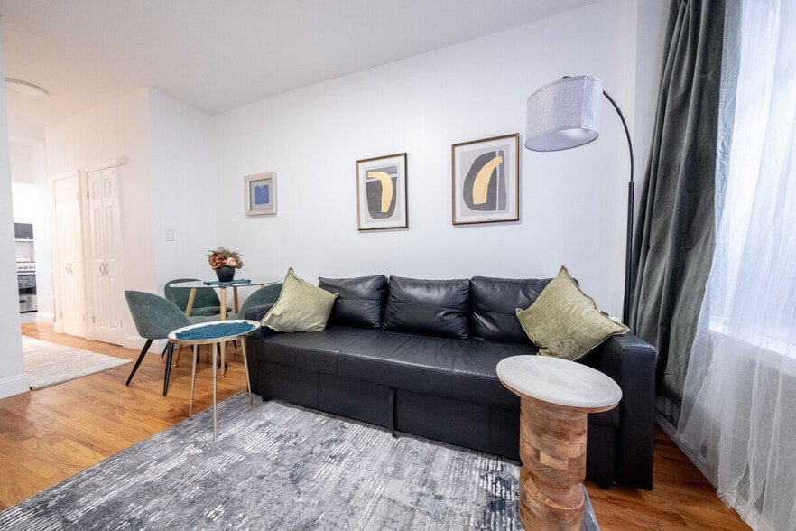 Building Photo - 305 E 95th St