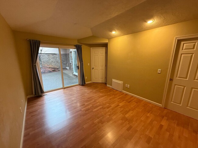 Building Photo - Three Bedroom Home in the Cinnamonwood Est...