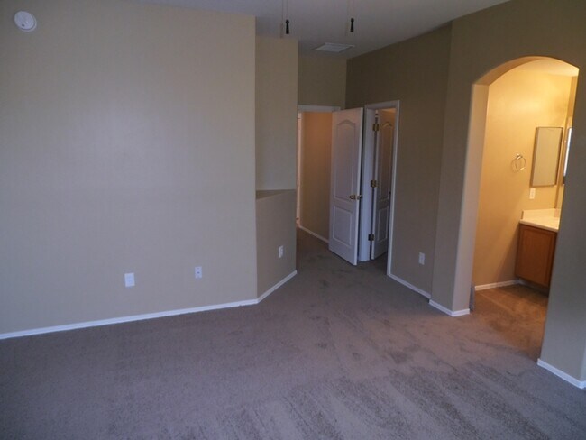 Building Photo - 4 Bedroom Vail Single story with 2 car garage