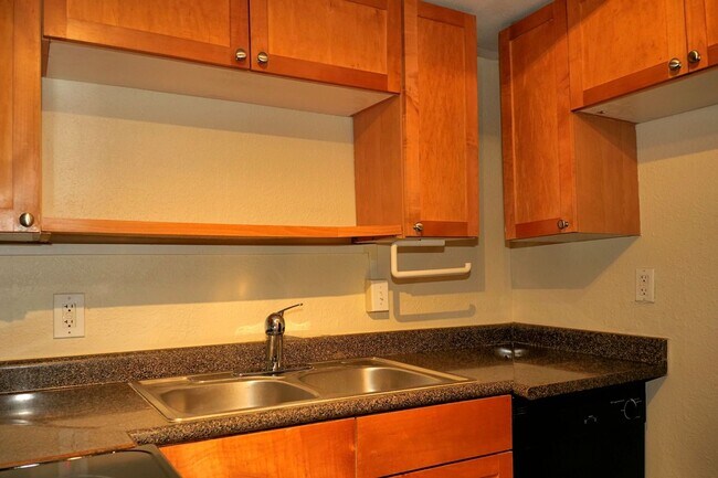 Building Photo - 2/2, updated, 1st floor condo, in Winter Park