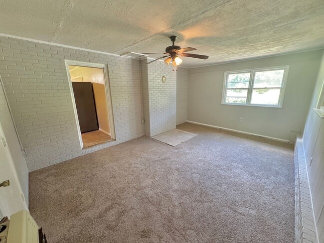Building Photo - Rural Statesville - 3BR/1BA + Carport & Fu...