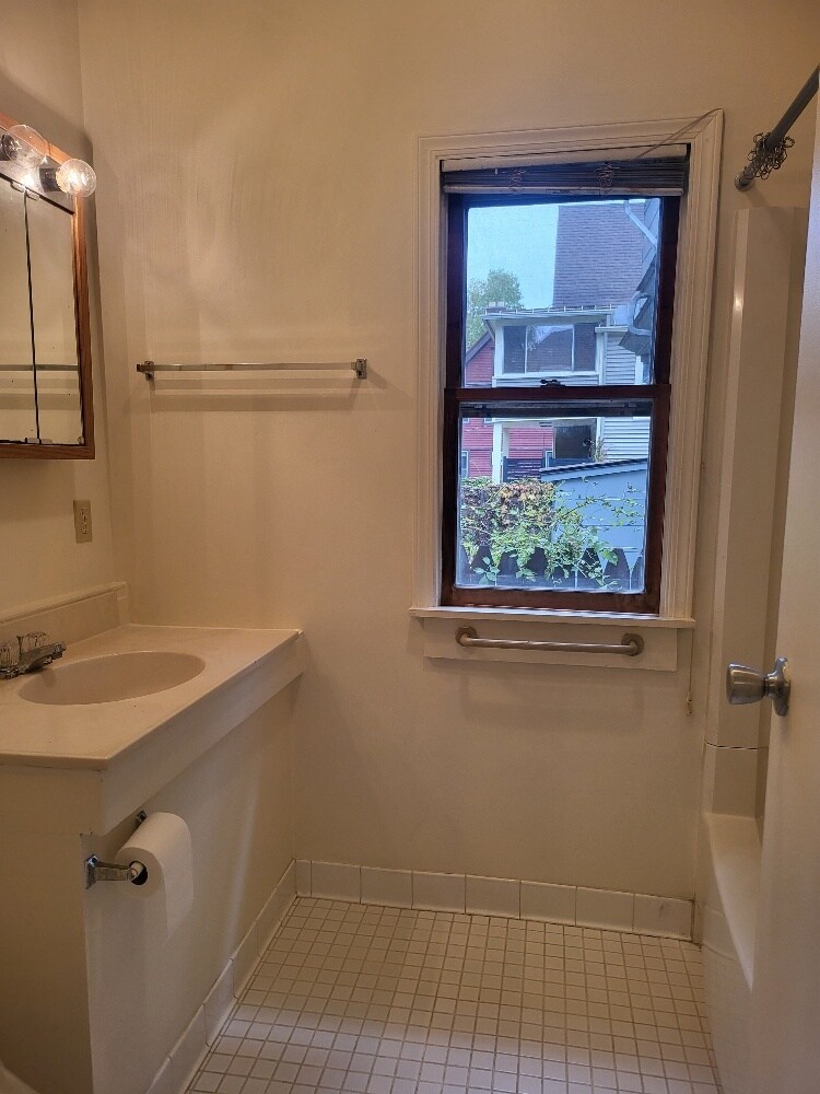 Building Photo - 46 Brighton St