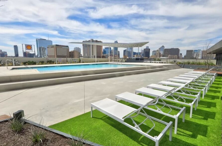 Building Photo - 800 Embassy Dr