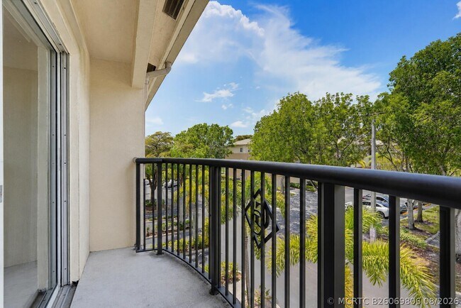 Building Photo - 400 Crestwood Ct N