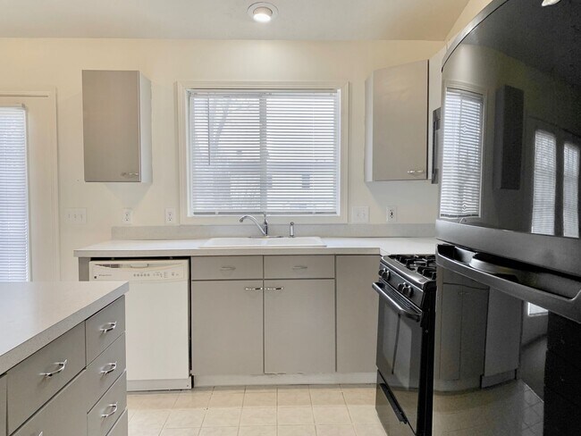 Building Photo - Four Bedroom Home in Kentwood