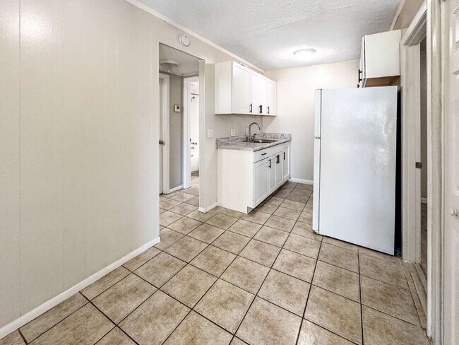Building Photo - 1852-A Golf View Avenue #10