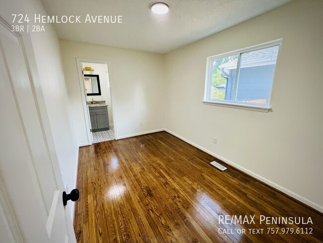 Building Photo - Completely remodeled Bungalow convenient t...