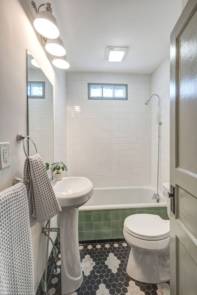 Building Photo - Charming Bungalow with 1 Bedroom Plus Office, Fenced Yard and Pet Friendly in East Nashville