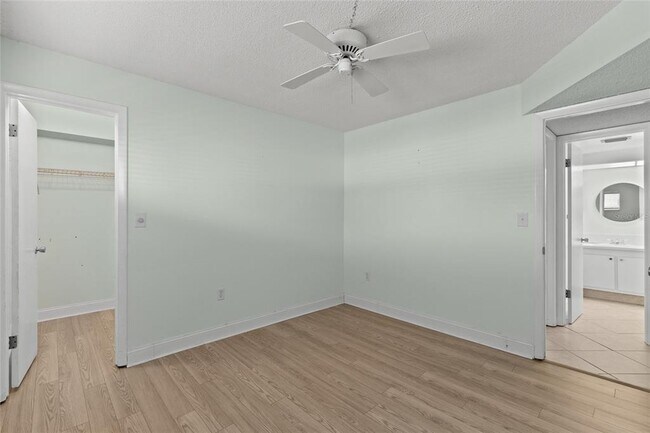Building Photo - 4775 Cove Cir