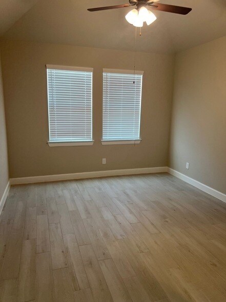 Building Photo - 3336 Vine Ter Trce