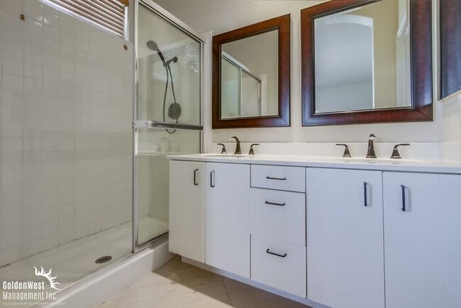 Building Photo - Elegant Dual Master 2Bdm 2.5Ba Townhome in...
