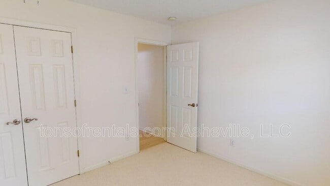 Building Photo - 342 Meadow Pathway Dr