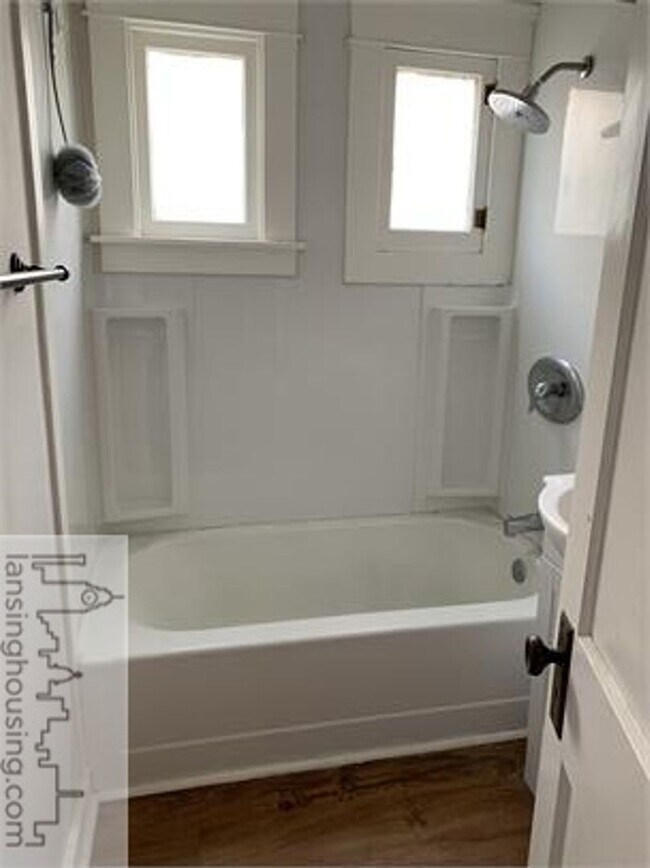 Building Photo - 318 E Hillsdale St