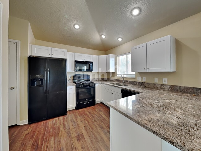 Building Photo - 1121 N 600 E