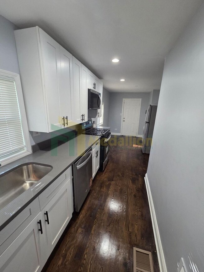 Building Photo - Beautifully Renovated 3 Bedroom / 1 Bathro...