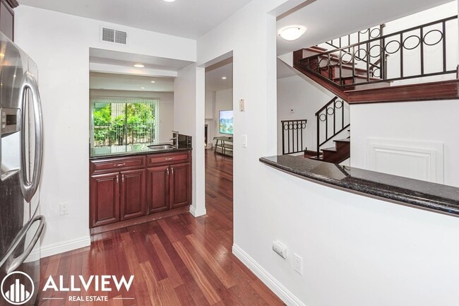 Building Photo - Beautifully Upgraded 2-Bed, 3-Bath Townhou...