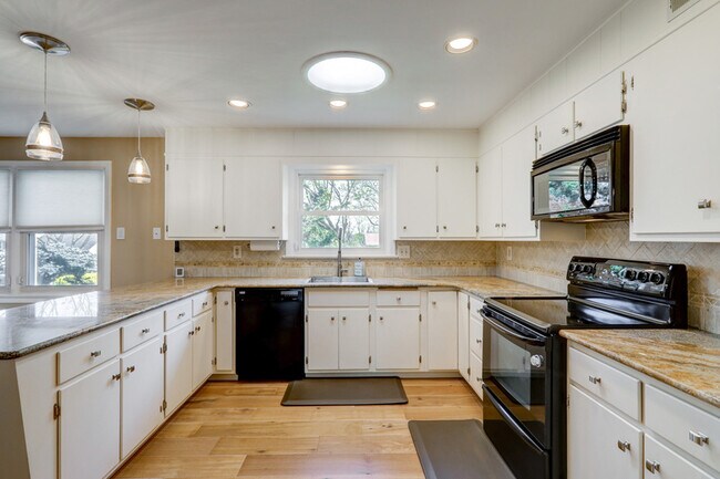 Building Photo - 1827 Larchmont Ln