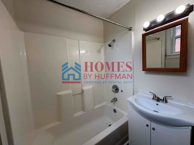 Building Photo - Three Bedroom House | Two Bathroom | Move ...