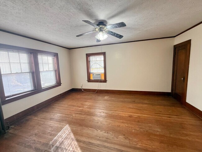 Building Photo - Massive 4 Bedroom, 2 Bath Brick Home