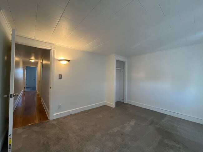 Building Photo - Large, well-maintained 4-bedroom, 1-bathroom row home