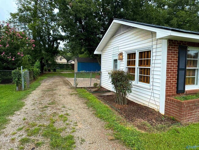 Building Photo - 1530 Somerville Rd SE