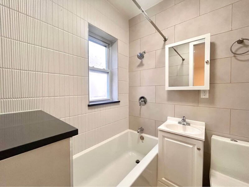 Building Photo - 537 E 5th St