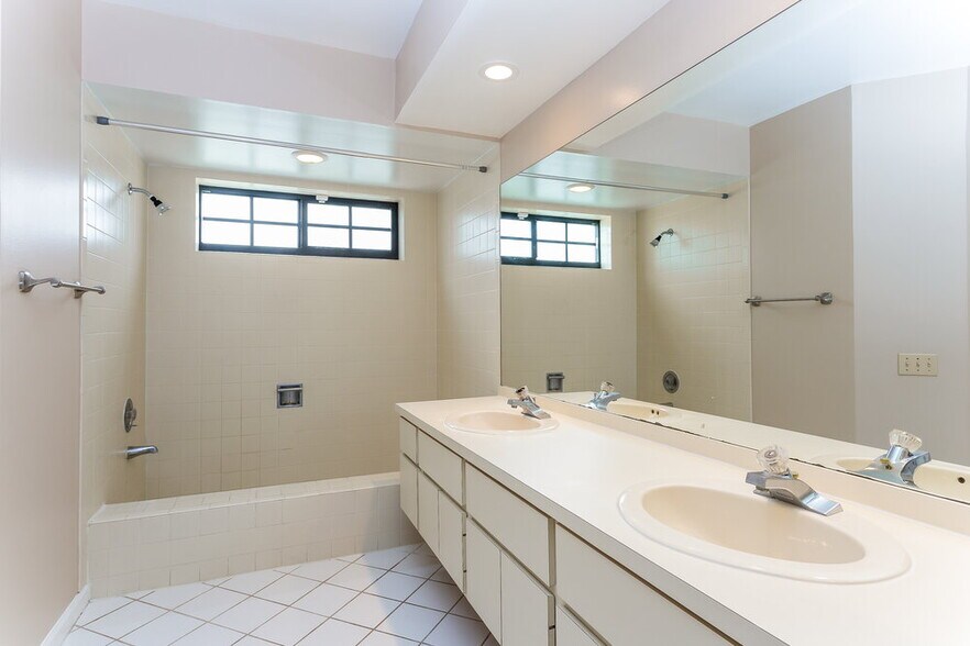 Building Photo - 14096 Greentree Dr