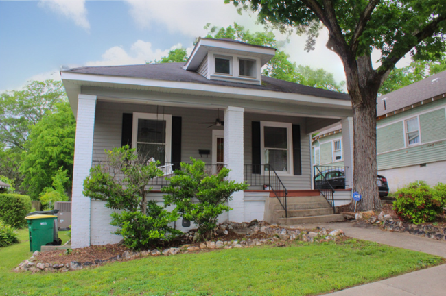 Building Photo - 204 N Ash St