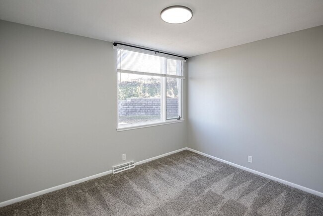Building Photo - Spacious 3-Bedroom Apartment in Millard!