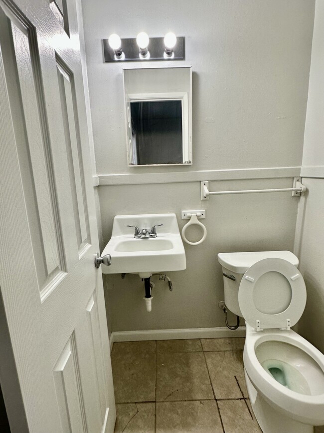 Building Photo - 947 E Augusta Ave