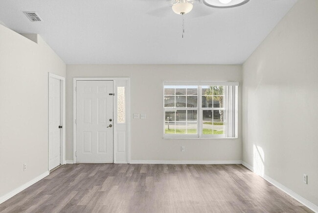 Building Photo - Popular Palm Harbor location