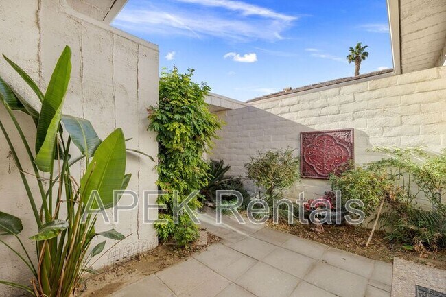 Building Photo - 74939 Vía Lago