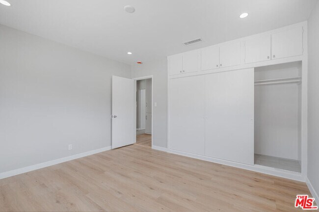 Building Photo - 4023 Lincoln Ave