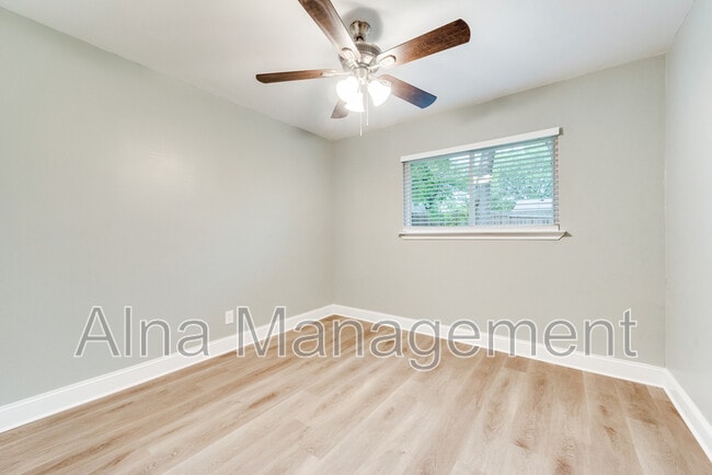 Building Photo - 4 Eastlane Pl