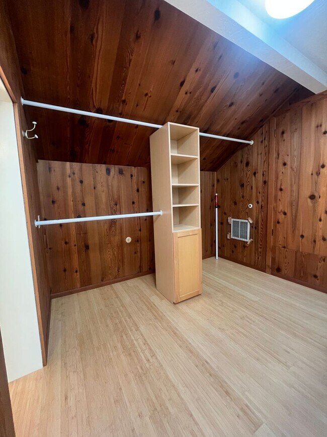 Building Photo - 3- Bedroom 2.5-Bathroom Gardening paradise...