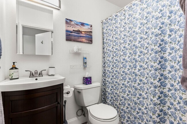 Building Photo - Charming comfy Studio in La Jolla Village!