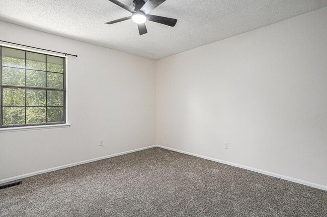 Building Photo - 318 NE Timbercreek Ct