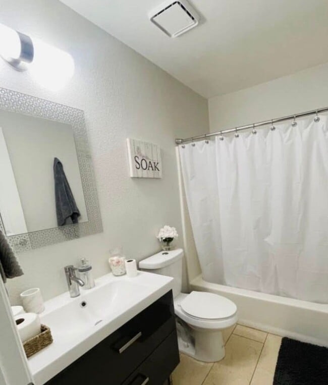 Building Photo - TOP FLOOR 2 BEDROOM FULLY FURNISHED CONDO